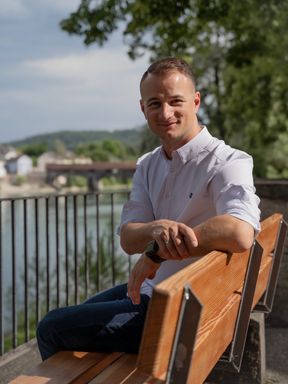 Adrian Hausin auf einer Bank am Rheinufer in Waldshut-Tiengen